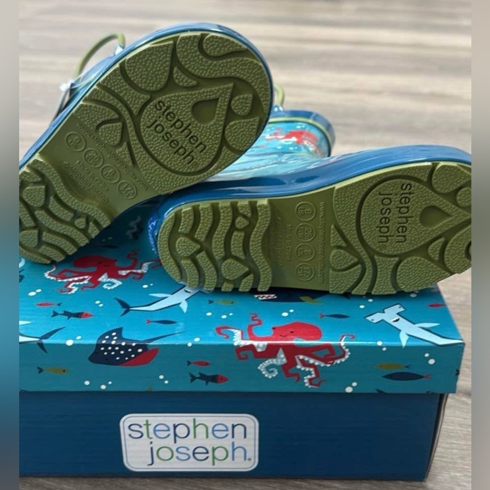 Steve and Joseph Aquarium Sharks, Octopus, Stingrays Shoes Boys Size 9 NWT - Picture 2 of 3